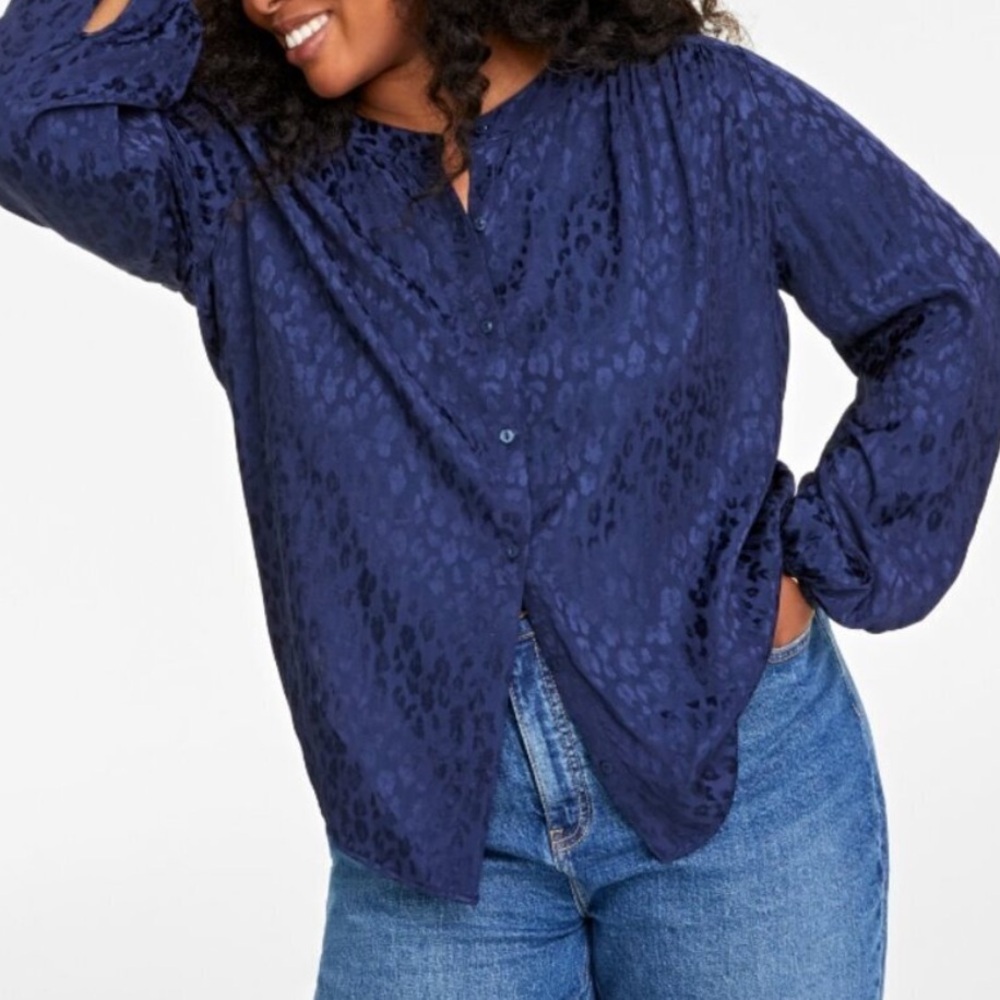 On 34th Button Front Blue Animal Print Jacquard Long Sleeved Blouse Size Small